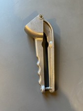 presse ail dénoyauteur cerises fonte alu ustensile cuisine vintage casse noix