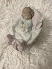 Magnifique figurine en porcelaine Lladró intitulée “Sleeping Baby in Bassinet” 