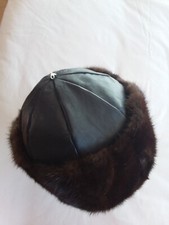 Toque en fourrure de Vison et calotte en cuir d'agneau bleu marine. T: 55/58