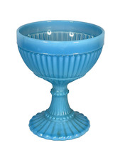 COUPE SUR PIED OU GRAND VERRE CALICE EN OPALINE BLEUE  XXème