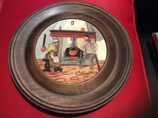 Assiette bois - Signé  PEN -  pyrogravé -  peint à la main  - ancien cadre rond