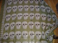 foulard tête de mort  viscose 100%  très doux 136 x 136 cm style Mcqueen