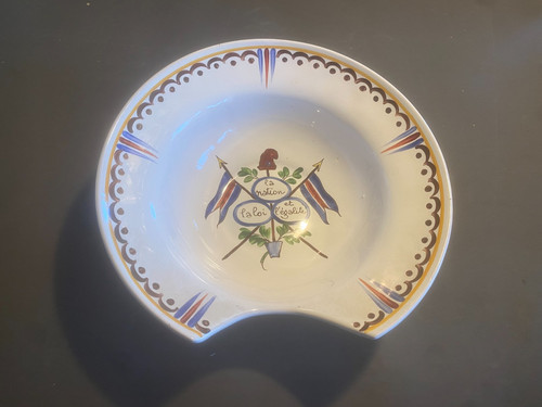 Grand joli plat à barbe - un,