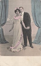 CP ENTRE RIDEAUX HOMME TENANT MAIN FEMME ROSES CHEVEUX ROBE TRAINE - 40636