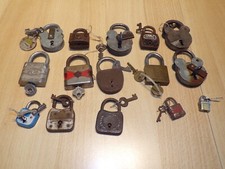 lot de 15 cadenas anciens avec clés fonctionnels ( différentes tailles )