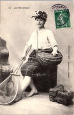 29 TYPES DE BRETAGNE carte postale ancienne [REF/48183]