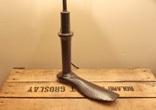 Ancienne enclume de cordonnier adaptée en lampe