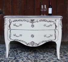 GRAND CHIFFONIER COMMODE STYLE BAROQUE BLANC ET ARGENTÉ D'UN CHÂTEAU