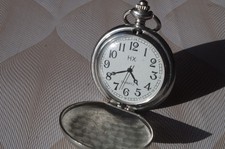 Montre GOUSSET à quartz HZ  decor Papillon, fonctionnelle. Diamètre 4,5cm.