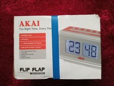 AKAI Radio reveil AC-141W flip flap rouge Ecran LCD - Mémoire 10 stations neuf