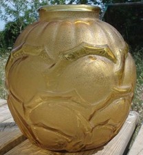 le verre français Vase Verre Moulé aux Fruits stylisés Art Deco signé" Verçais,"