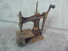 JOUET ancien: MACHINE A COUDRE en métal.