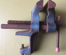 OUTIL ANCIEN : ETAU  D'ATELIER POUR ETABLI A VIS DE SERRAGE POUR BORD DE TABLE 