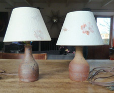 paire de lampes pied terre cuite signée Lahaye abat jour papier avec fleurs
