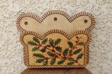 porte courrier ancien en bois , feuilles de houx