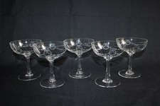 5 anciennes coupes à champagne en verre gravé, couronne noeud, h. 11.3 cm