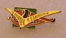 Pin's BOURREE ISSOIRIENNE DANSE FOLKLORIQUE AUVERGNE VIELLE A ROUE vintage badge