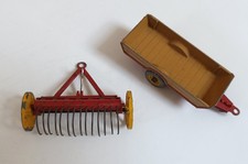 DINKY TOYS Matériel agricole 27B Remorque Halesowen Farm Trailer + 324 Herse