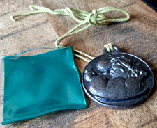 Uderzo - Ancienne médaille fonte - Obélix menhir-Complete, étui, cordon - 1967.