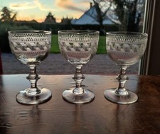 3 VERRES A PIED ANCIENS GRAVES