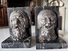 C. CHARLES   Paire de serre livres art déco en bronze sur marbre.
