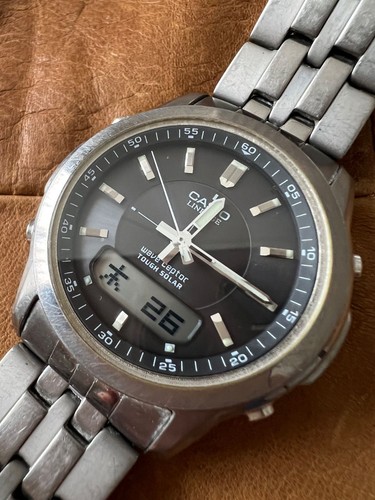 Montre solaire numérique