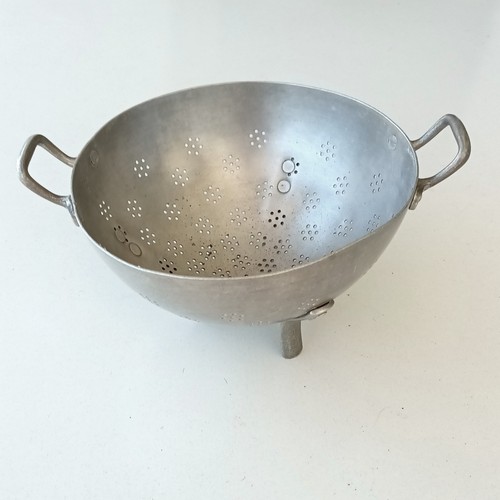 Ancienne passoire tripode - , en