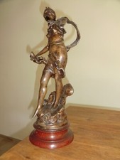 Belle statue la fée aux perles signée Aug Moreau métal sur socle en bois 50cm