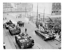 G1691 Mur de Berlin, 1962. Friedrichstrasse Checkpoint Charlie. Photo argentique