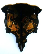 Belle petite étagère de coin en bois laqué à décor japonisant #1890#