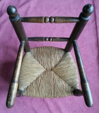 Superbe petit fauteuil de poupées en hêtre assise paillée de style rustique