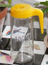 Pichet carafe en verre Tang à anse jaune publicitaire vintage