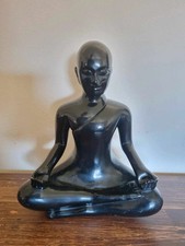 Statue moine méditation zen