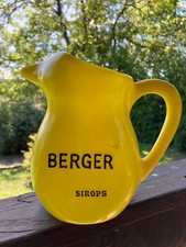 Ancien pichet en plastique jaune " Berger sirops ", objet publicitaire, France