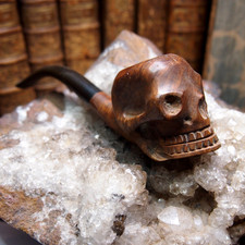 PIPE  en bruyere sculptée representant   une tete de mort fabrication Myon
