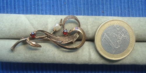 B35 très jolie broche - très,