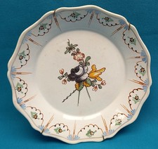 XVIII°/XIX° ASSIETTE EN FAIENCE POLYCHROME DE NEVERS DÉCOR FLORAL