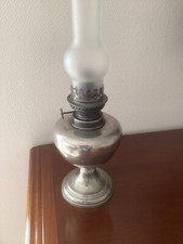 Lampe à pétrole ancienne en étain