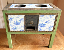 Meuble de poupée Cuisinière bois métal céramique décor floral bleu 30x30x16 cm.