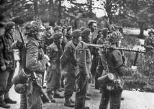 WW2 - Paras anglais de la 6° DIV aéroportée, prisonniers des Allemands