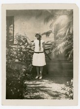 PHOTO snapshot, les années folles une femme en robe pose dans un jardin fashion