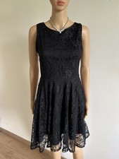 Robe noire en dentelle sans