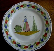 Assiette ancienne collection Henriot Quimper France faïence décor femme bretonne