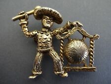 BROCHE FANTAISIE ASIATIQUE BONHOMME FRAPPANT SUR UN GONG ,DORé CUIVRé