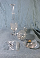 Joli petit flacon en cristal de Baccarat orné de motifs géométriques gravés .