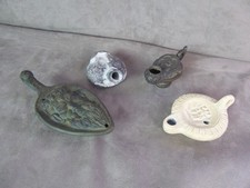 QUATRE LAMPES A HUILE, de style antique.