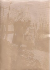 Z482  Photo ancienne vers 1900 la mere et les filles dans le jardin