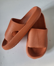 Claquettes orange plastique