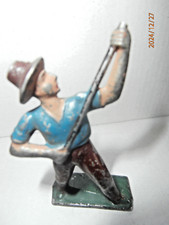 QUIRALU FERME PAYSAN QUI CHARGE AVEC UNE FOURCHE