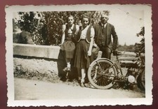 photo ancienne . moto ancienne